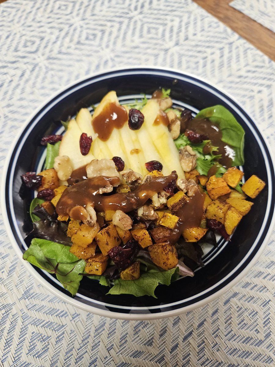 peacefuljourn's tweet photo. Fall salad- w roasted butternut squash, apple, walnuts, and dried cranberries! #HealthyFood #falldinners #dadscooking https://t.co/gLnPKs0epl