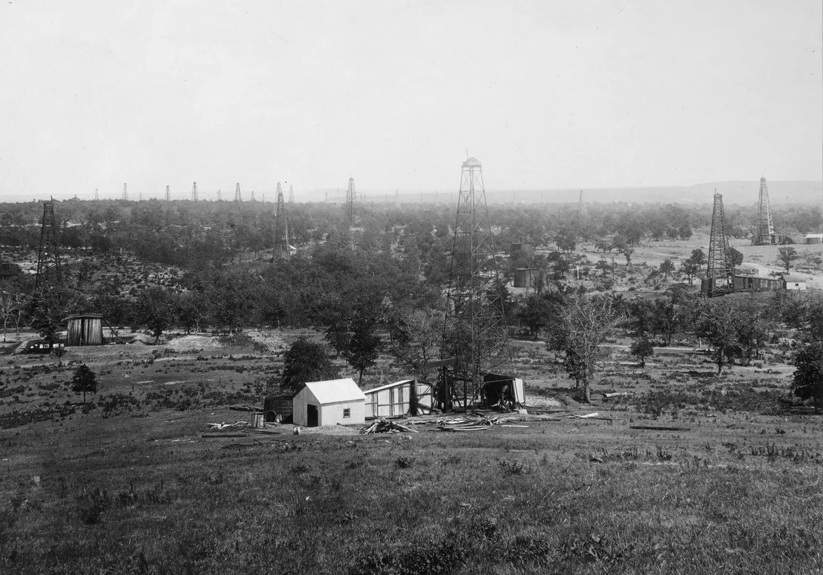 Variety's tweet photo. Martin Scorsese's #KillersOfTheFlowerMoon tells the true story of the Osage Nation murders in the early 1920s.

Learn about the history behind the film and see photographs of the real Mollie Burkhart, William Hale and more here: https://t.co/zzAwmyRcLO https://t.co/NdCcpFSUpm