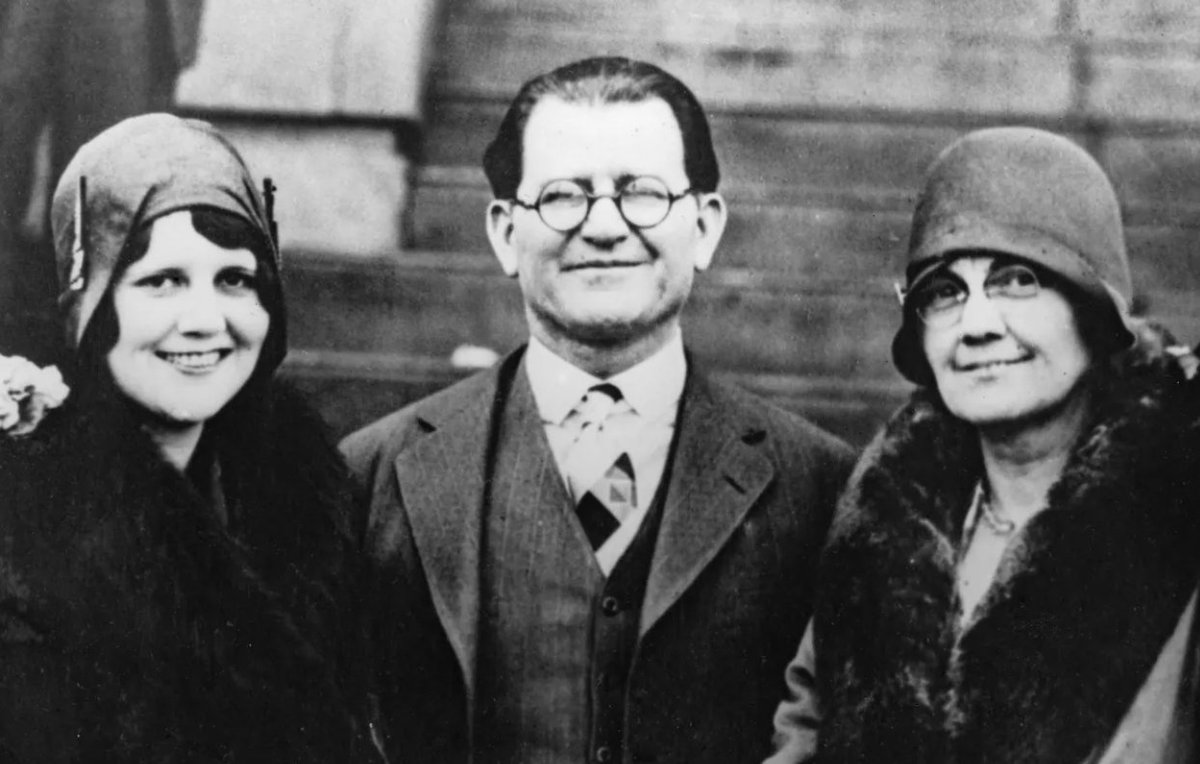 Variety's tweet photo. Martin Scorsese's #KillersOfTheFlowerMoon tells the true story of the Osage Nation murders in the early 1920s.

Learn about the history behind the film and see photographs of the real Mollie Burkhart, William Hale and more here: https://t.co/zzAwmyRcLO https://t.co/NdCcpFSUpm