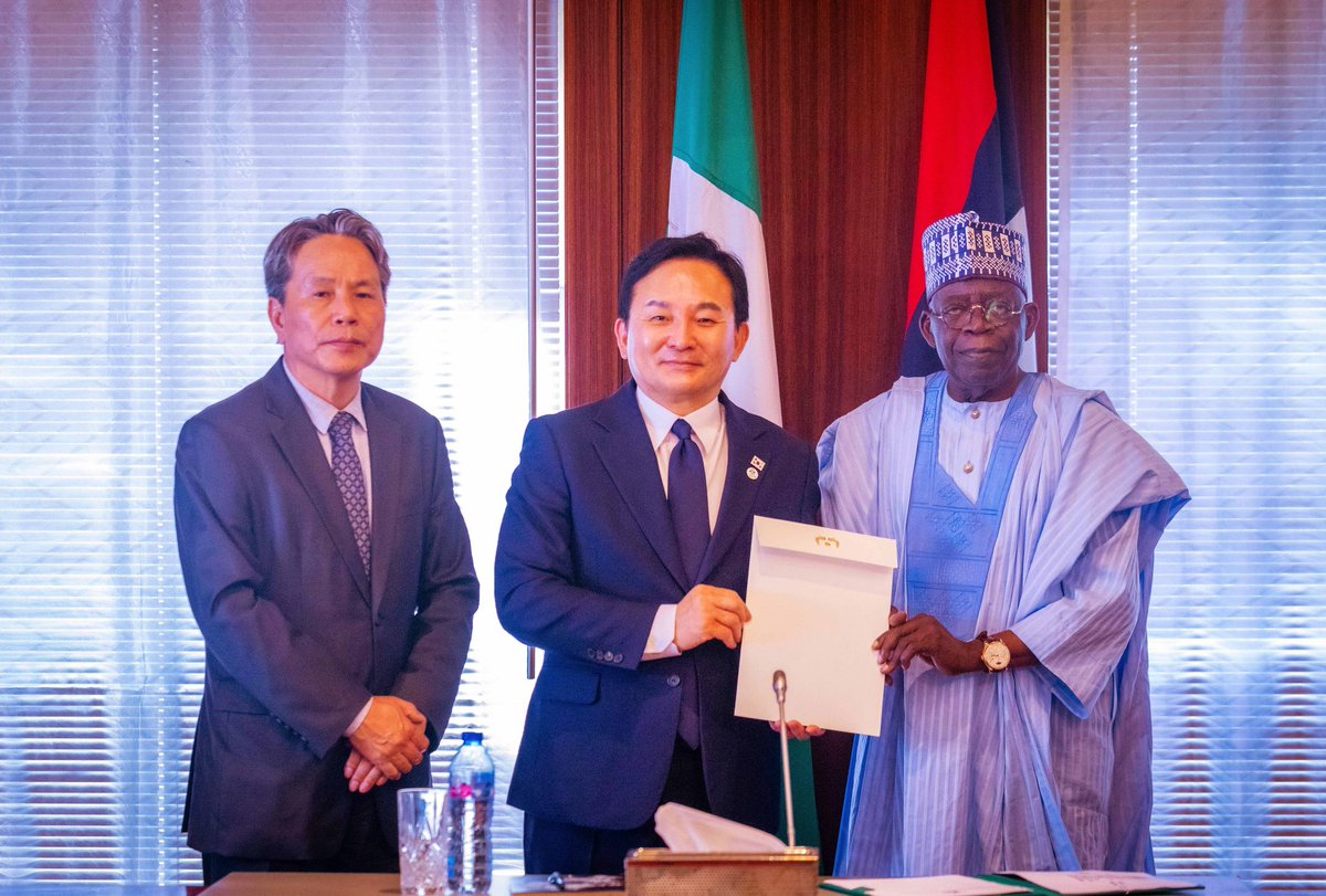 STATE HOUSE PRESS RELEASE

PRESIDENT TINUBU MEETS  SOUTH KOREAN ENVOY ON TRADE AND INVESTMENT 

President Bola Tinubu on Friday in Abuja met with Mr. Won Hee-Ryong, the Special Envoy of the President of South Korea, to discuss the areas in which a further expansion of investment