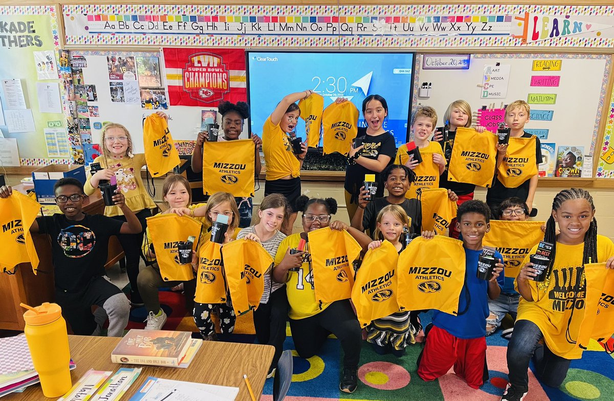 MrBassclass's tweet photo. It’s always a good time when Mizzou Athletics Director @DRFrancois1 stops by to read to my students! Thank you for the visit and goodies! #MIZ https://t.co/DDqChDI3Ok