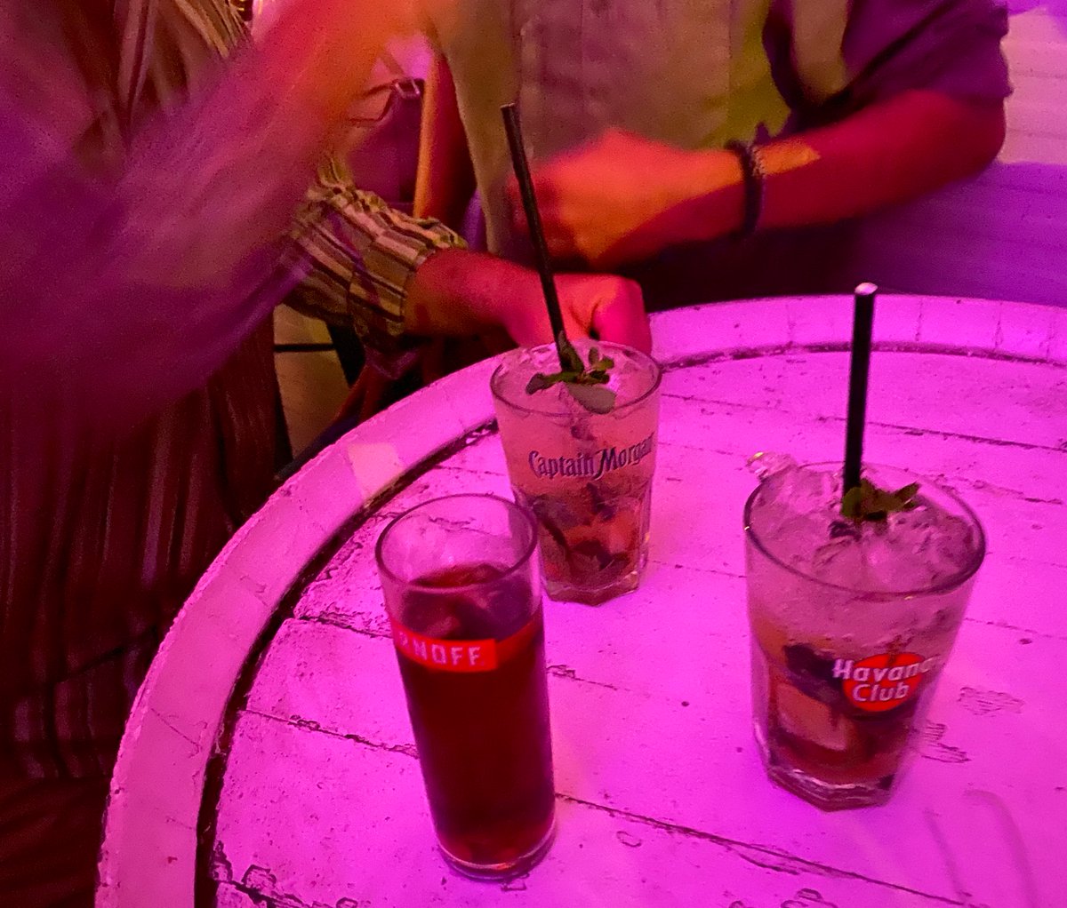 ChatOccitan's tweet image. On a fini en club je ne sais pas où.
J’ai suivi mon pote et l’autre pote m’a suivie.🛣️
On a fait 2 fois le tour de la ville. Ça a duré 20 minutes. 
Bref.
On vient d’arriver. 🥳🎉

mojito party et ambiance de ouf ‼️🎵🎶🎵🎶🎶🎵

#VendrediDECOMPRESSION