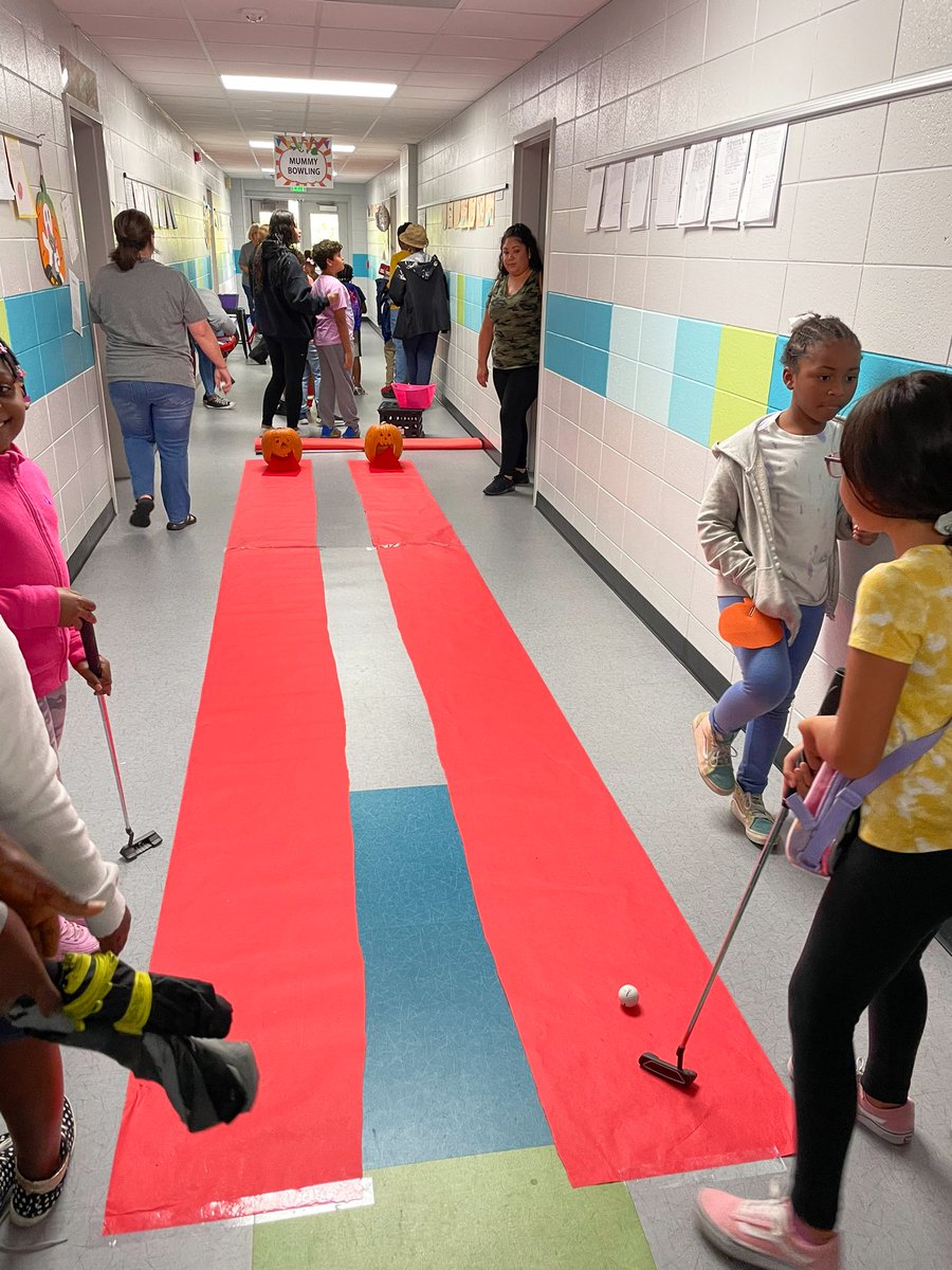 kdurrence_tce's tweet photo. ๐We are having lots of fun at TCEโs Fall Festival!๐๐๏ธ๐ญ๐ฟ๐ฅค#cakewalk #pumpkingolf #catchaprize @LibertyCoSchool @Tigers_TCE @GilmoreKenyatta @kellyedgington5 @fouraspinwalls @MrsLP_tce @tgallob_tce @RilesThirdGrade https://t.co/auvgIrODRW