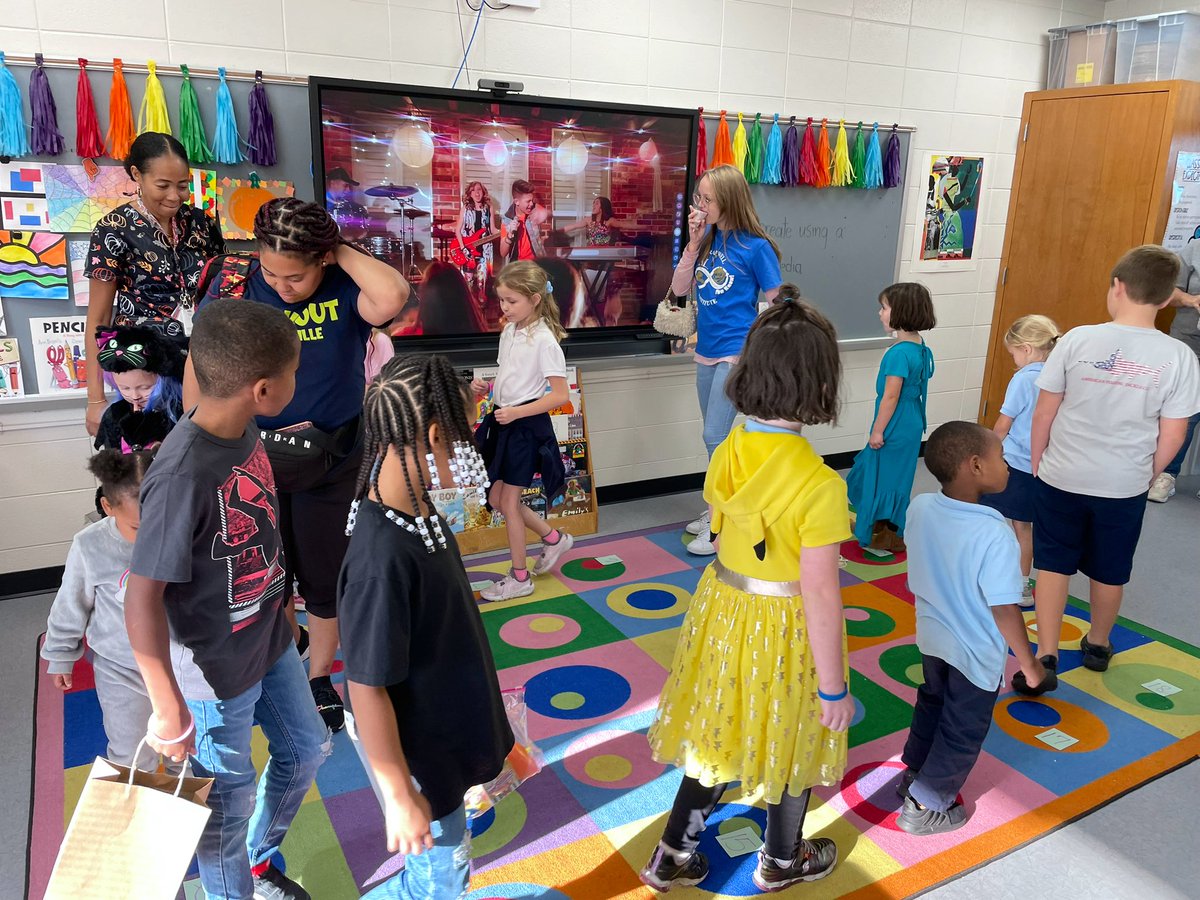 kdurrence_tce's tweet photo. ๐We are having lots of fun at TCEโs Fall Festival!๐๐๏ธ๐ญ๐ฟ๐ฅค#cakewalk #pumpkingolf #catchaprize @LibertyCoSchool @Tigers_TCE @GilmoreKenyatta @kellyedgington5 @fouraspinwalls @MrsLP_tce @tgallob_tce @RilesThirdGrade https://t.co/auvgIrODRW