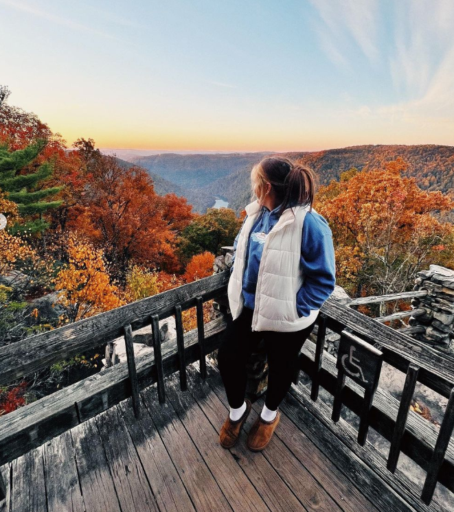 Cozy sweaters, crisp leaves, and views for days; we're embracing all the cozy fall vibes! 🍂
.
📸 liiv.camp
.
#HGIMorgantown #VisitMountaineerCountry #MorgantownWV #Hilton #AlmostHeaven #WestVirginia