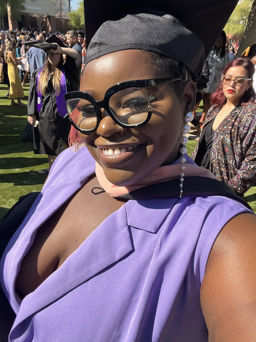 MsCarrieBaybeee's tweet photo. I got my MASTERS today!!!
Big MPH https://t.co/3d5v6MONoW