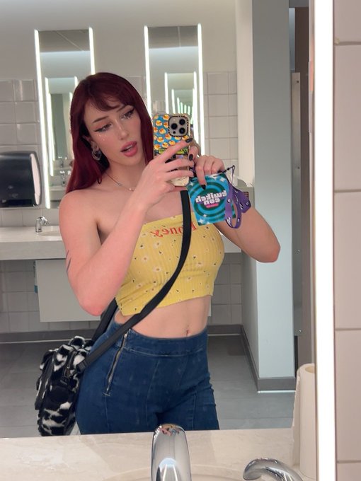 HI TWITCHCON!! I'm giving away packs of my trading cards (the ones i took photos with 🫣) so feel free