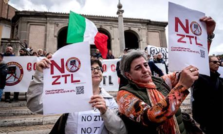polosovrano's tweet photo. Ai romani non piace la “Città dei 15 minuti”. NO ZTL: https://t.co/3UzS7aBrDv No alla società della sorveglianza #Roma #NOZTL #Citta15minuti #ZTL #Smartphone #Scelta #Greenpass #Divieti #Circolazione #Euro5 #Verde #Manifestazione #21ottobre #Piazzavittoria #Sorveglianza #Ammenda https://t.co/Jd9PXZJ4xu