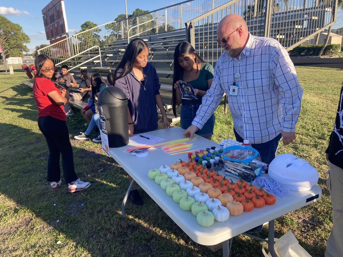 LighthouseIHS's tweet photo. 2nd annual Fall Festival in #TheTown @Indians_IHS https://t.co/YMH5vrZut2
