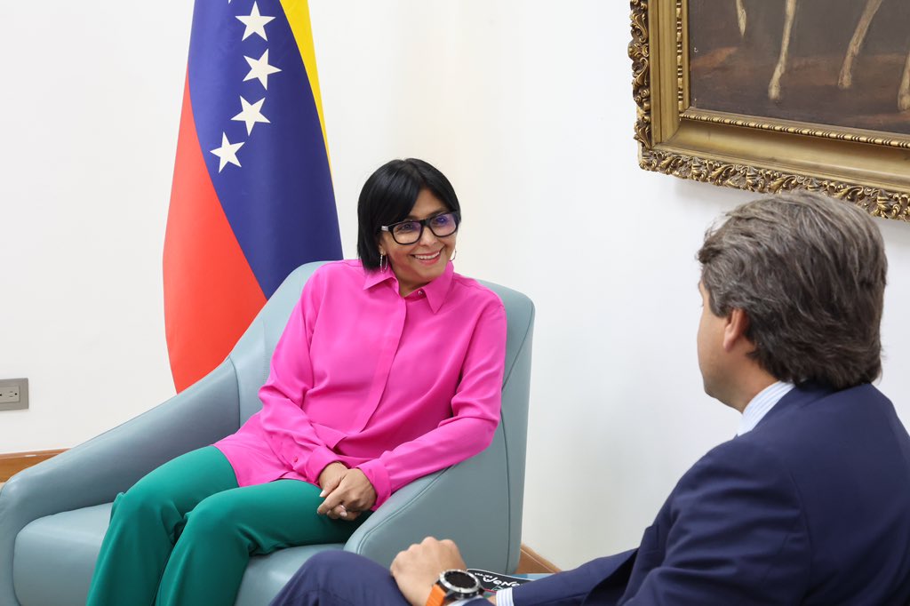 Recibimos en nombre del Pdte. <a href="/NicolasMaduro/">Nicolás Maduro</a> al Coordinador Residente de la <a href="/ONU_es/">Naciones Unidas</a> en Venezuela, el Excmo. Gianluca Rampolla del Tindaro. En un cordial encuentro de trabajo saludamos y abordamos la creación de un fondo fiduciario de Naciones Unidas para apoyar el acuerdo social