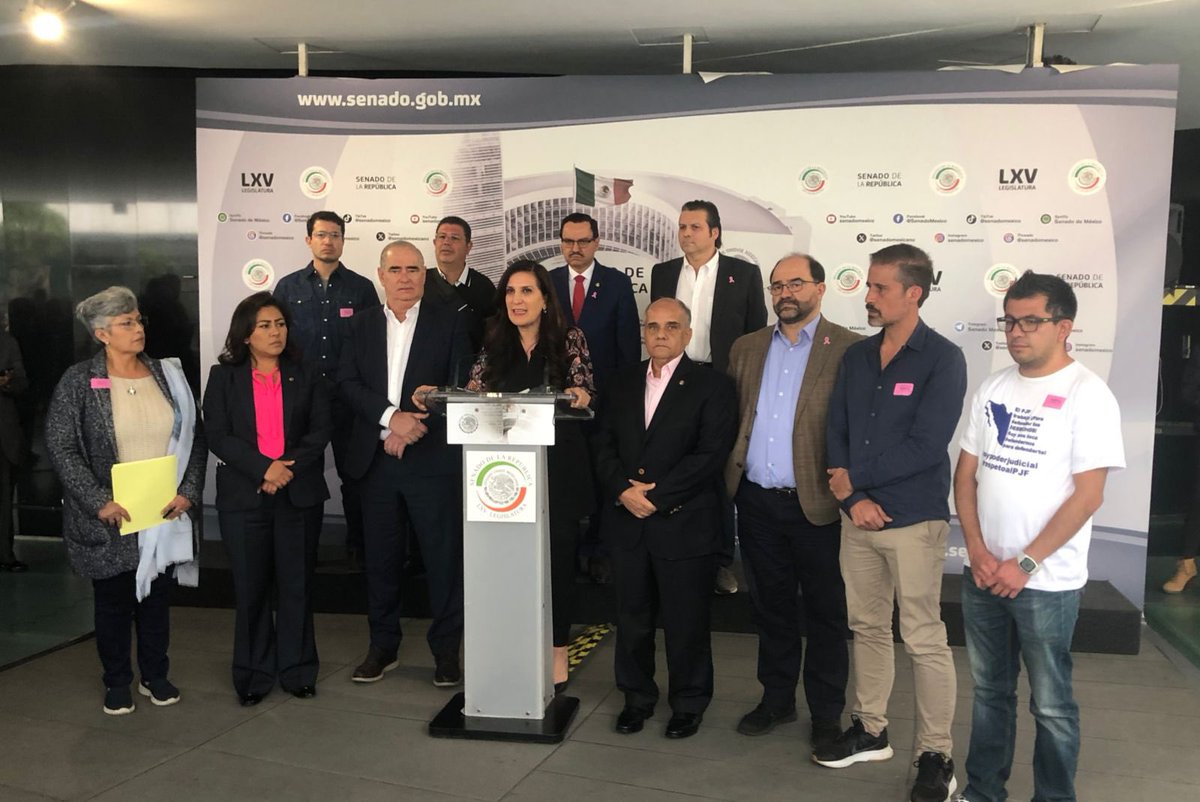 kenialopezr's tweet photo. Aquí con TRABAJADORES DE BASE DEL PODER JUDICIAL 

Exigen detener la destrucción de los fideicomisos que quiere hacer el presidente, porque va a dañar los derechos laborales de los trabajadores.

Patricia, Alejandro, José, Ulises, Alejandro y Gilberto, GRACIAS POR SU VALENTÍA. https://t.co/BOC93PLHVr