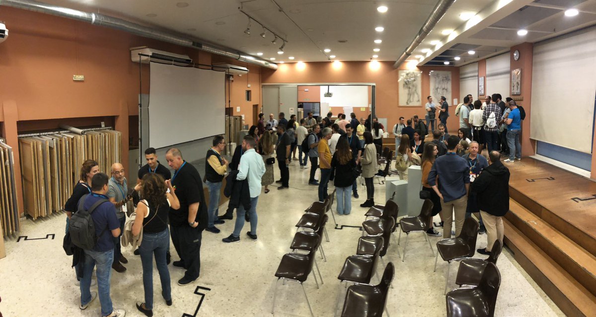 Una gran primera jornada de #WCSevilla. Sesión de networking en la que he conocido muchísima gente interesante y una cena de bienvenida abierta a TODO el público. <a href="/WCSevilla/">sevilla.wordcamp.org</a> siempre innovando 😍
