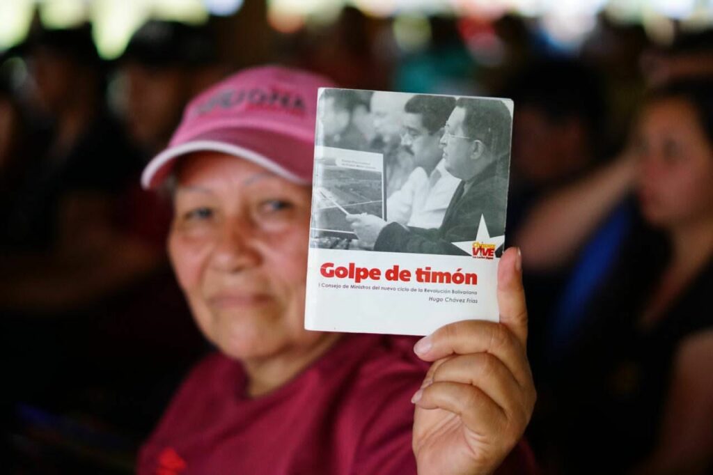 _LaAvanzadora's tweet photo. A 11 años del Golpe de Timón, así llamó nuestro  Cmadte. Chávez al camino estratégico del Proyecto Histórico y Bolivariano para construir una nueva sociedad, una nueva organización nacional participativa.

@NicolasMaduro
@MPPEDUCACION https://t.co/3NGNJeJ3LE