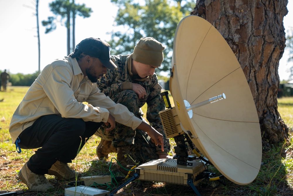 The24MEU's tweet photo. Command Post Exercise II 📡🤝

#24MEU #Marines and #Sailors worked together to construct a field command post, set up tactical command and control systems, and practice tactical combat casualty care.

#CPXII ensures digital #interoperability between @USNavy and @usmc systems. https://t.co/XBRmW8stMg