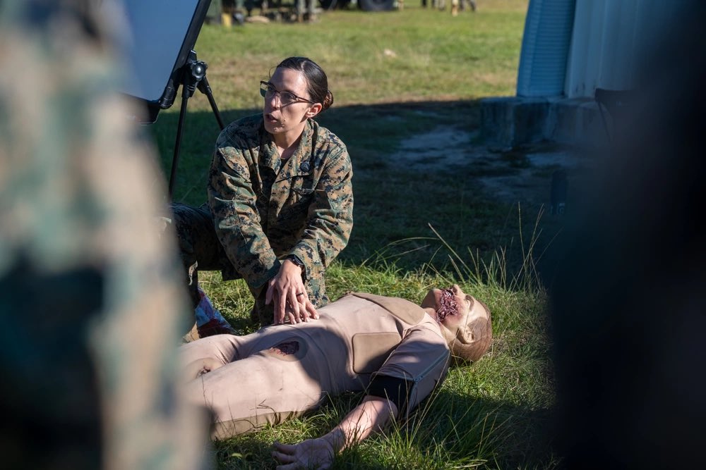 The24MEU's tweet photo. Command Post Exercise II 📡🤝

#24MEU #Marines and #Sailors worked together to construct a field command post, set up tactical command and control systems, and practice tactical combat casualty care.

#CPXII ensures digital #interoperability between @USNavy and @usmc systems. https://t.co/XBRmW8stMg