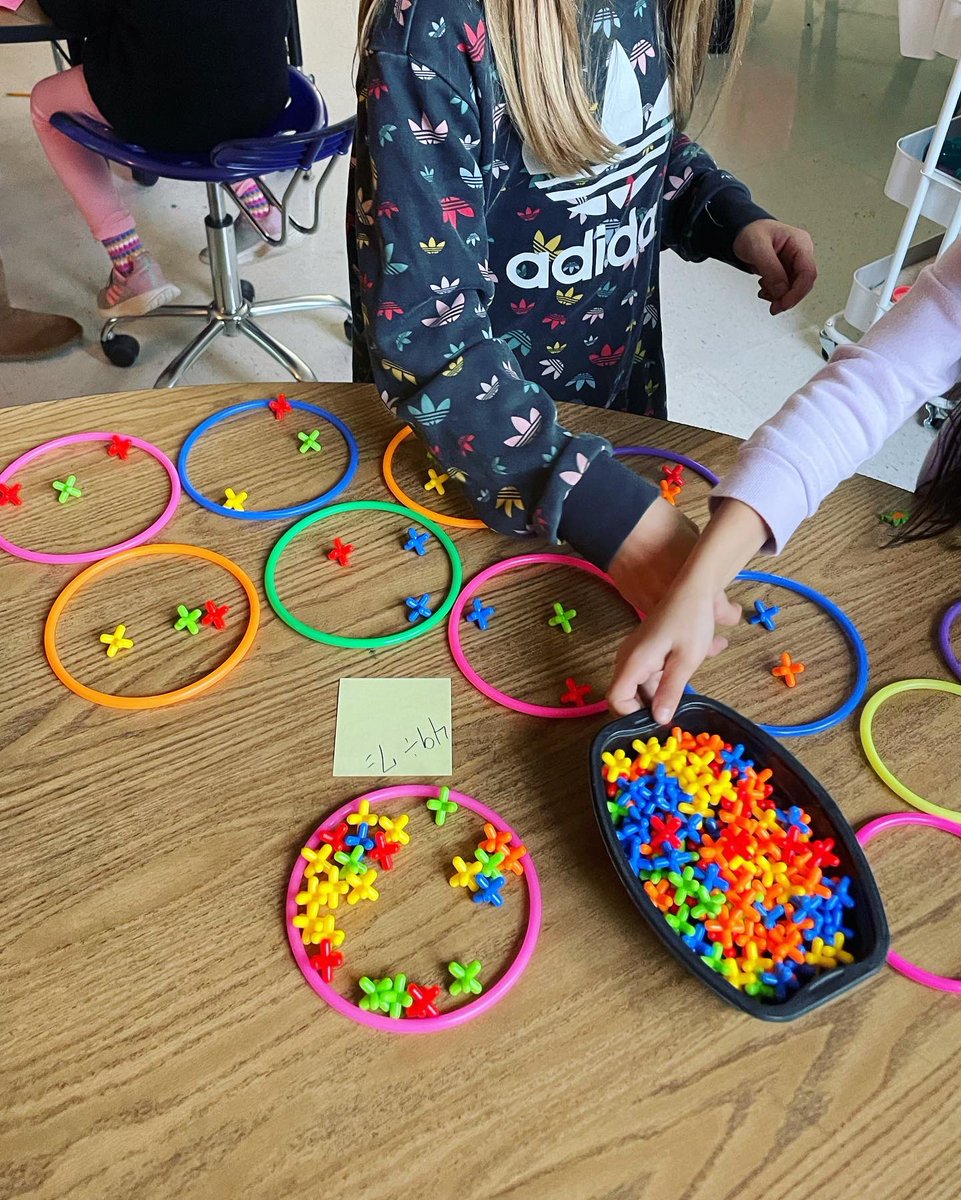 Division ➗ 
We love a nontraditional manipulative 😍.
#thirdgrade 
#sbcebobcats