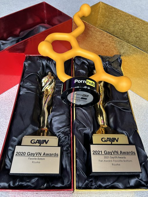 My replacement trophy finally came through🥳 https://t.co/TQ3RLbDyFI