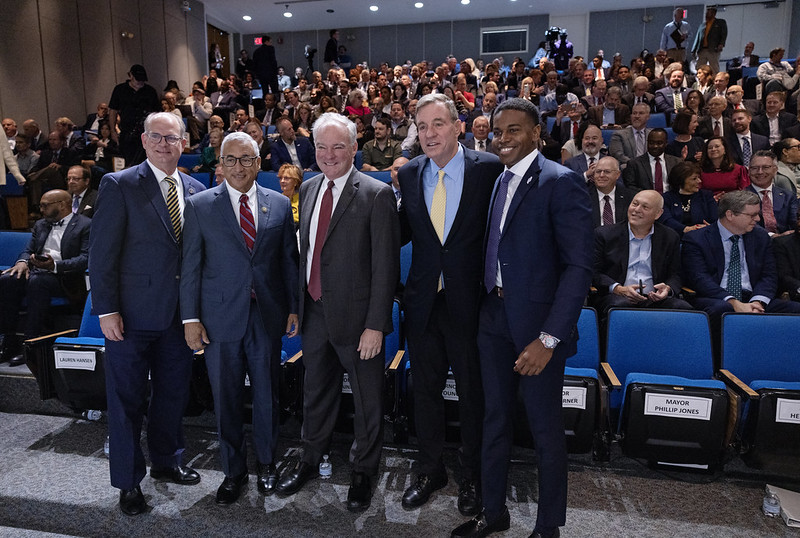 JLab_News's tweet image. ICYMI...
@JLab_News, chosen by @Energy to lead $300+M High Performance Data Facility. Elected officials emphasized the tech advancements and economic boost for our community. &quot;This is the single biggest tech investment in Hampton Roads ever.&quot; -U.S. Sen. @MarkWarner