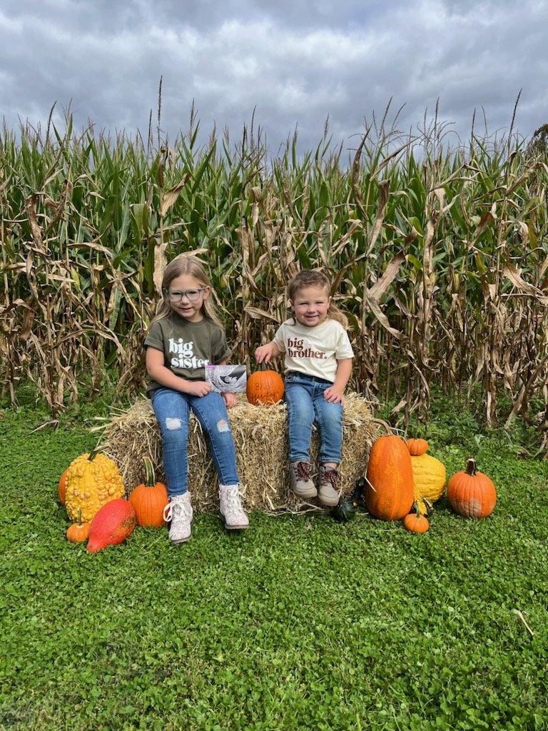 Jesse096230's tweet image. Reagan and Riley are excited to announce that another little pumpkin is being added to the Heritage patch! 🧡

#baby3 #heritagepartyof5 #springbaby #siblings #outnumbered