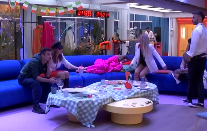 tvrealityonline's tweet image. #GHVIP200 lo queria gh esto 👇zeus una estatua una dormiendo y homofobo otro mueble y agrsivo queria pegar albert