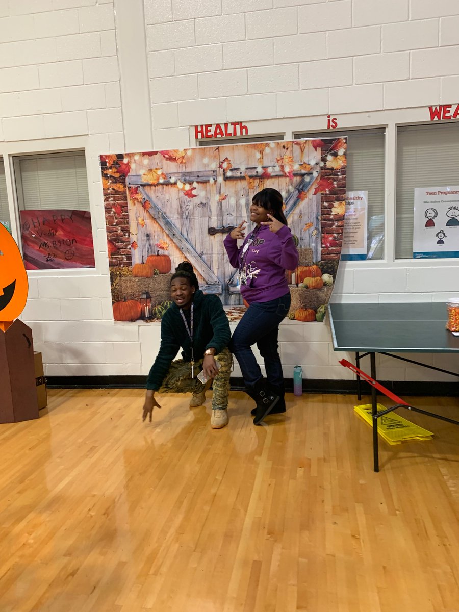 shundawalker123's tweet photo. Continuing to build the school’s culture and climate…Climate-the heart and soul of the school...the feeling that encourages students and staffs to love the school and want to be a part of it.. #FallFestivalHappenings 🐾 #LMS #DoingWhat’sBestForScholarsandStaff https://t.co/yrMSapX1QS