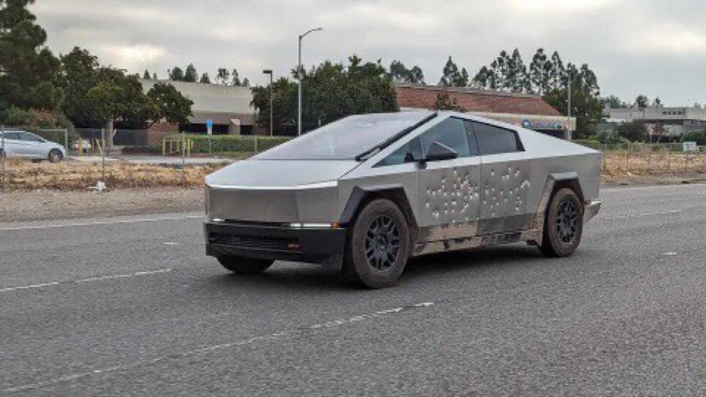 emicimaz's tweet photo. Cybertruck em teste no Brasil? 🇧🇷🤣😂 #tesla #teslabrasil #cybertruck #voudetesla https://t.co/xYIgcFQ2Lq