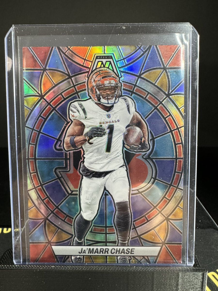 kidult_breaks's tweet photo. SHEEESH MORE HEATERS FROM BLASTERS! 🤯🤯 

Yesterday’s break 🔥 can’t sleep on KDULT 👀

Ja’marr Chase STAINED GLASS
Chris Jones HONEY COMB
Davante Adam’s KALEIDOSCOPIC
Nakobe Dean SCRIPTS https://t.co/sgRrtgvJwG