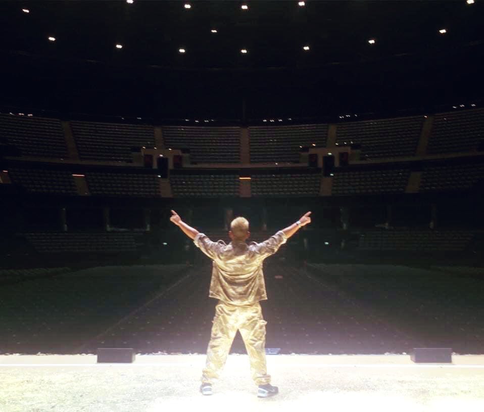 leah_macrae's tweet photo. SEVEN YEARS AGO TONIGHT! Thank you so much @gregjmchugh and my very actual favouritest boy in the world EVUR the end @GARYTANK @mickperrin & @OVOHydro for the BEST memories. #GaryTankCommander #MissionQuitePossible #LIVE https://t.co/ACZRq1KLz0