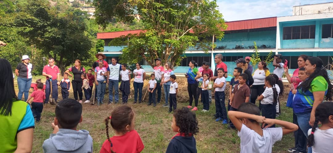20 Octubre, desde el conuco escolar Carlos Lanz de escuela Rosario Almarzarealizó plan cayapa con 11 instituciones de la parroquia matriz municipio Trujillo #trujilloproductivo <a href="/_LaAvanzadora/">Yelitze Santaella</a> <a href="/NicolasMaduro/">Nicolás Maduro</a> @cdcetrujillo <a href="/Gerardo4fPsuv/">Gerardo Márquez</a> <a href="/Twitera74/">⚢♈𝓒. 𝓡♈⚢</a>