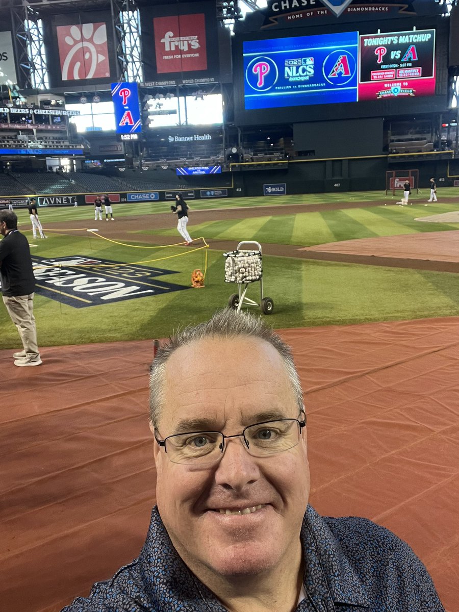 BRLeagueOps's tweet photo. Trying to bring some luck to the @Phillies tonight! @TMacPhils @GMurphPhils @byalexcoffey #RedOctober https://t.co/HkR83Qzr1P