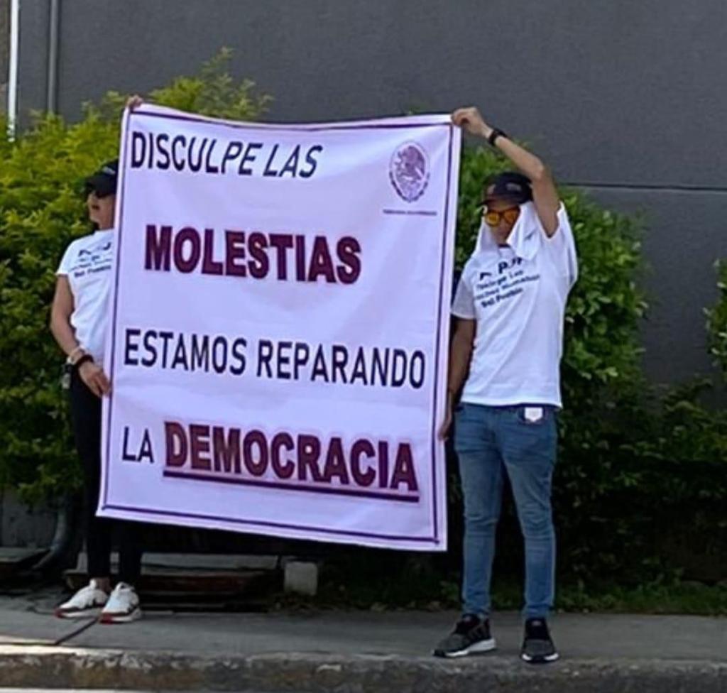 El Poder Judicial Federal no está contra MORENA, ni a favor del PRI, PAN o PRD.

El PJF, al resolver juicios de amparo, verifica que las autoridades no violen tus derechos humanos.

Si no hay división de poderes, SE TERMINA la democracia.
#PJFsedefiende #PJFUnido  #PJF