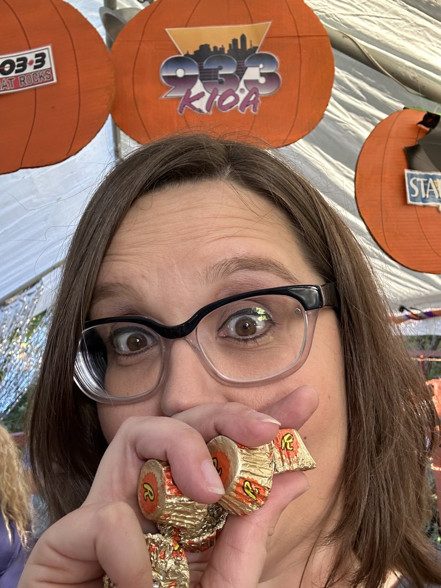 Who at Night Eyes at <a href="/blankparkzoo/">Blank Park Zoo</a> thought it was a good idea to put <a href="/Jeriney/">Jeriney</a> in charge of the candy?!  Go say hi if you’re out there tonight!!