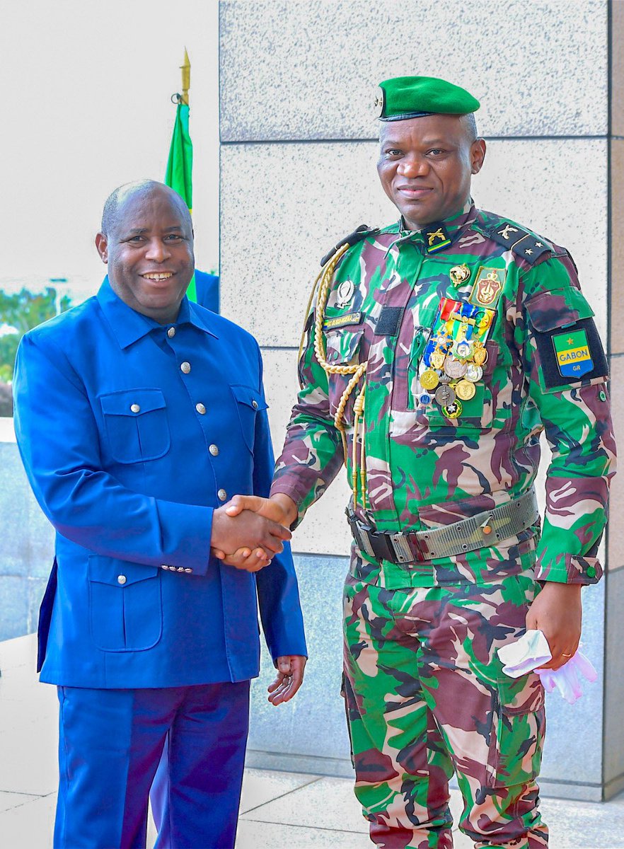 oliguinguema's tweet photo. Aujourd'hui j'ai chaleureusement été accueilli par le @GeneralNeva au Palais Ntare Rushatsi. 

Notre tête-à-tête a été l'occasion de revisiter la solide collaboration entre nos deux nations, notamment dans les secteurs du commerce, du transport aérien et de l'échange de main d'œuvre. 

Nous envisageons également explorer de nouvelles opportunités dans l'agriculture, l'énergie, les mines et le transport.