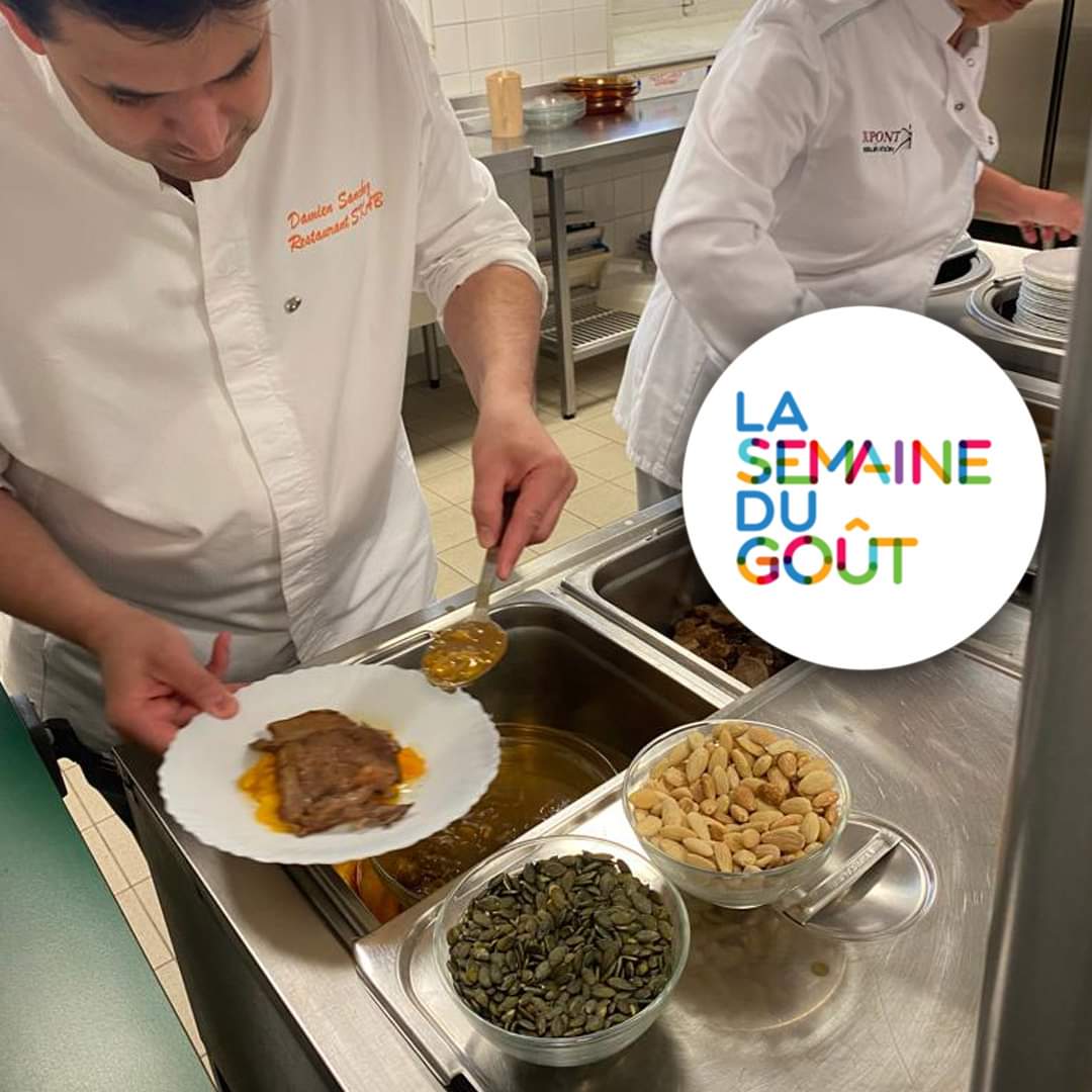 Restaurant_SKAB's tweet photo. [ Semaine du goût ]

Le chef du SKAB, Damien Sanchez a participé cette année encore à la #semainedugout en passant dans les cuisines d'une #école nîmoise !

🟠 L'occasion pour lui d'éveiller la #curiosité des #enfants, de 𝐝𝐨𝐧𝐧𝐞𝐫 𝐮𝐧 𝐛𝐨𝐧 𝐬𝐨𝐮𝐯𝐞𝐧𝐢𝐫! https://t.co/zw3NNwuDtM