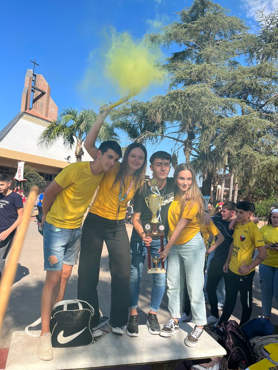 _julidallacosta's tweet photo. soy del guara, soy del campeón 💛🏆 https://t.co/NAI5ruKTjY
