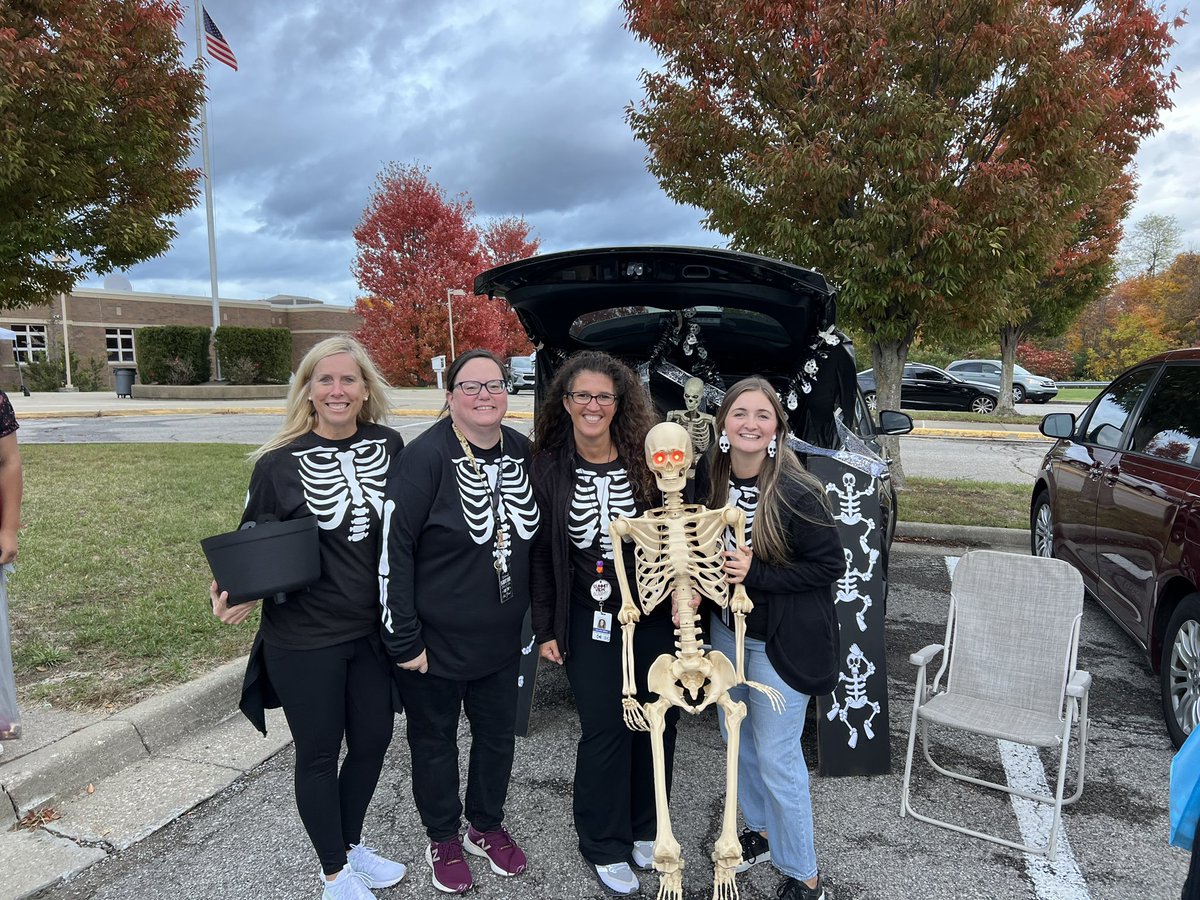 SummitViewAcad's tweet photo. It was a great turnout at our Trunk Or Treat Event. Love seeing our staff take part! https://t.co/9TlezOW7wn