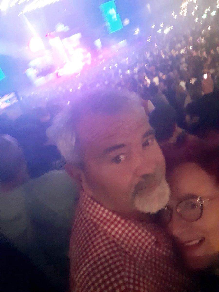 onokaomudrost's tweet photo. Ko mladenci #34andcounting #mom #dad i Gibonni negde u pozadini... https://t.co/fMRThy0bBu