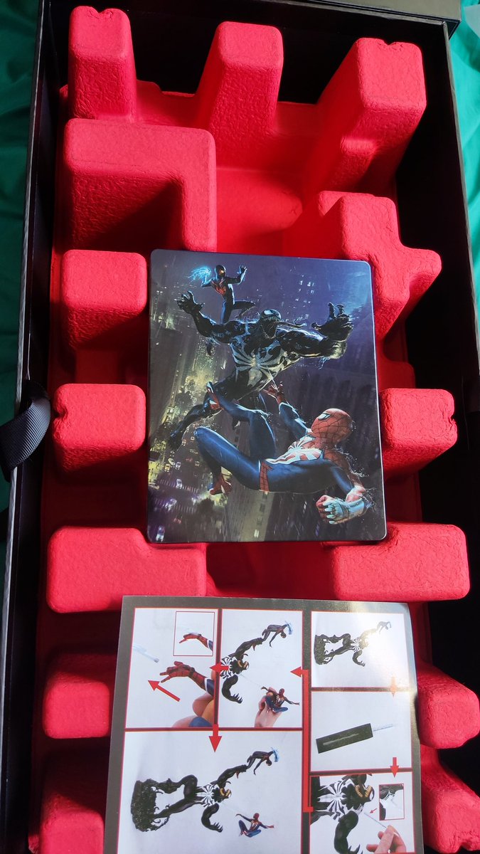 MediumUniform's tweet photo. Tremenda edición de coleccionista, se pasaron de lanza, pensé que era una figurita de mesa y me salen con un trofeo más grande e igual de pesado que el PS5 JAJAJAA @PlayStation_LA @insomniacgames #MarvelsSpiderMan2 https://t.co/XLvb3t6FGE
