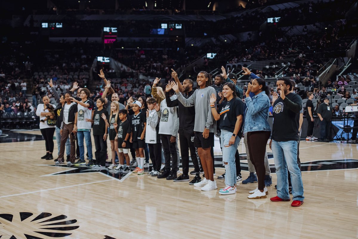 spurs_way's tweet photo. Shout out to our Spurs Youth Basketball League 🙌🏻 It's about teaching fundamentals, having fun, and working hard on and off the court
#JrNBAWeek | @jrnba https://t.co/c267GWOgNo