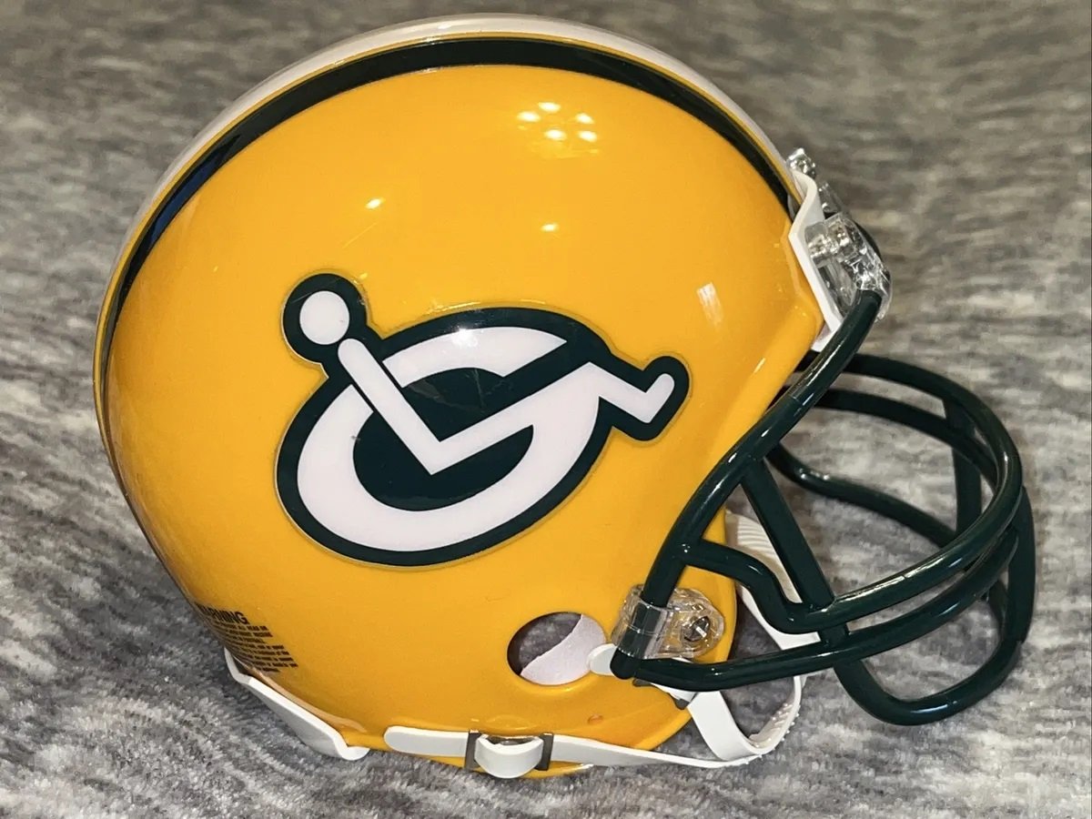 hooltras1944's tweet photo. New helmets just dropped at Packers Pro Shop https://t.co/spZdcHvadV