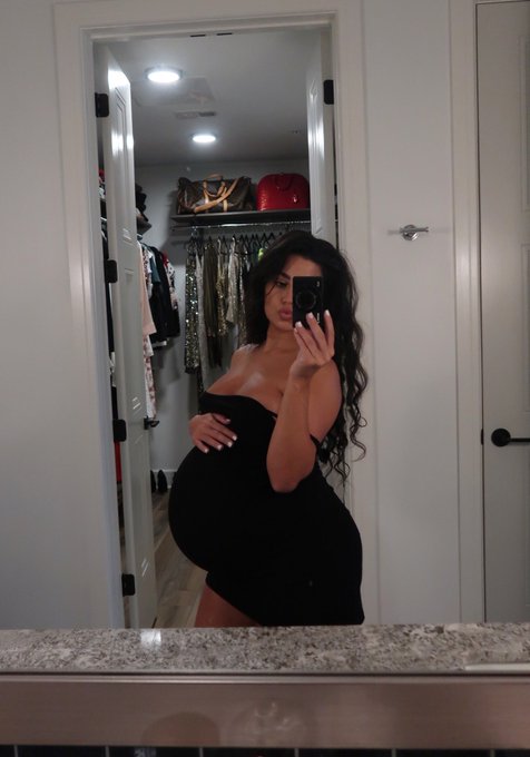 Hi guys 🥰 just over here waiting to pop ⏳🤰🏻&hellip; I&rsquo;ll be in my mom era at any moment, how crazy is that 😅