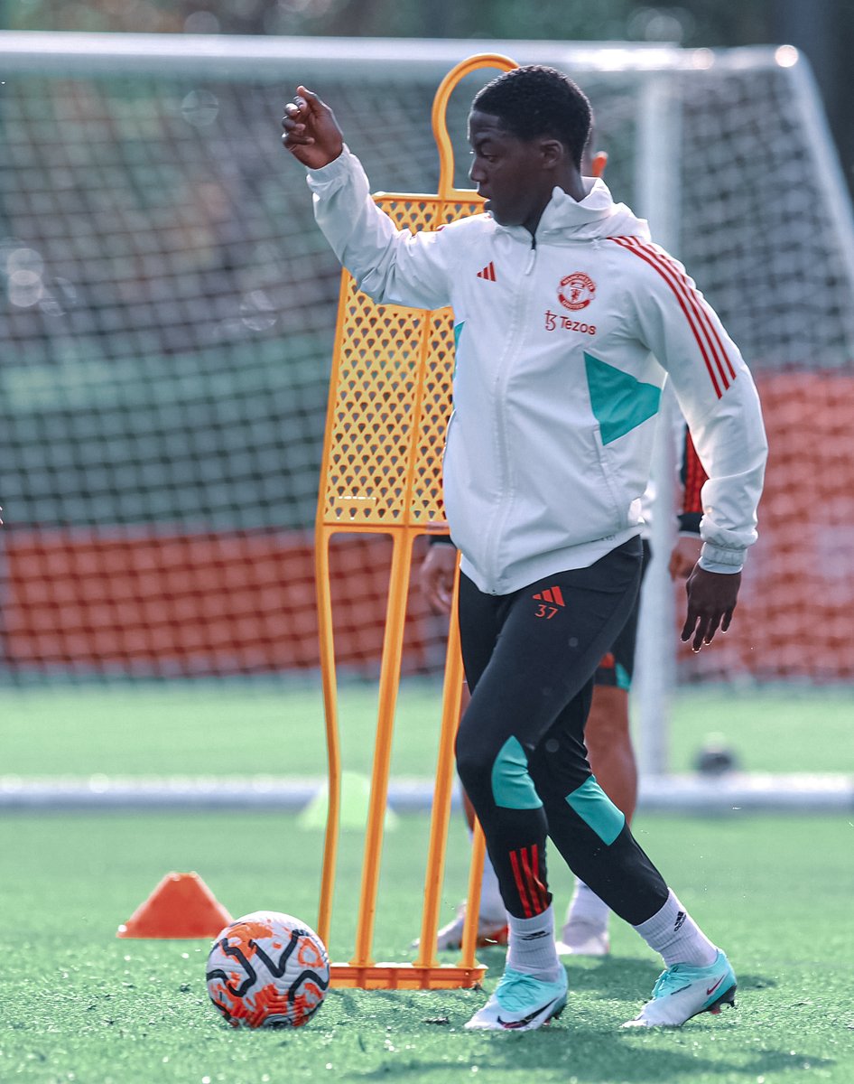 ManUnitedZone's tweet photo. Erik ten Hag on Mainoo: "He's already training with us. Not today, but I think next week he will have some minutes in the team so then he can catch up his game minutes. And so yeah, he's really improving and ready to to get back in the squad for games." #MUFC https://t.co/wrMBwOUOsL