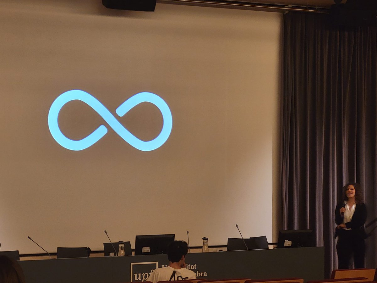 RoNevx's tweet image. Medical students&apos; had short communications presentations, 6mins each today.
#ArtsAndHumanities 👏👏

The winner in the group will be announced Day 3....soon.