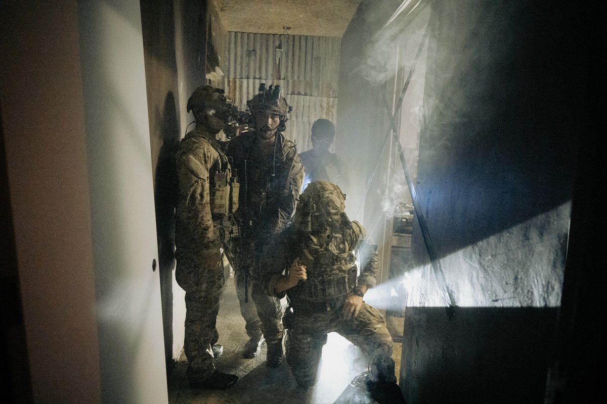 USPacificFleet's tweet photo. U.S. Navy EOD Technicians from EOD Mobile Unit FIVE with support from the Guam Police Department Special Enforcement and Tactics Officers conducted a simulated non-combatant evacuation operation (NEO).

📷 Ivan Skvaril

#EOD https://t.co/PHm6ujpgsc