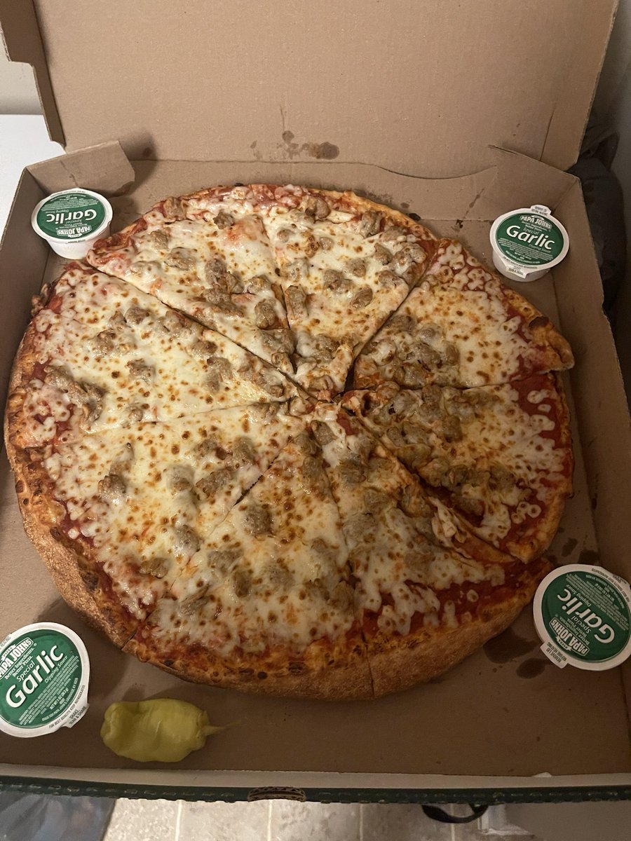 Come on now Papa Johns! Who cut my pizza like a 3yr old and left my pepperonis off. This supposed to be a #ShaqaroniPizza ?! These babies over here hungry!!! <a href="/PapaJohns/">Papa Johns</a> and <a href="/SHAQ/">SHAQ</a> Da hell mane! Lol