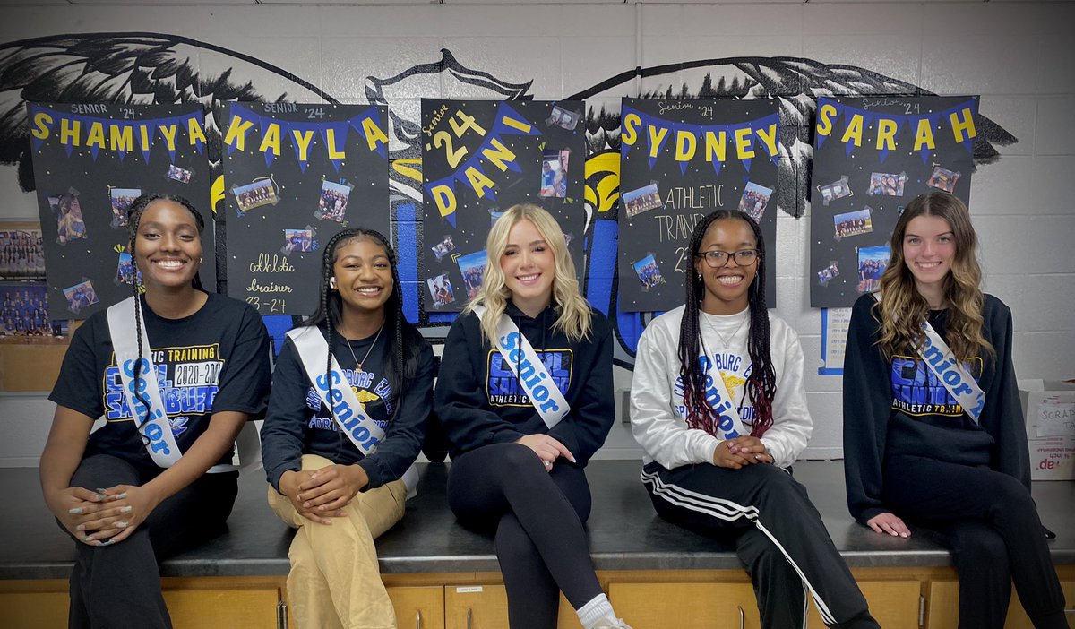 CoachRyanATC's tweet photo. 💛💙Happy senior night to the varsity football student athletic trainers! 💙💛 https://t.co/FAwDyWho3X