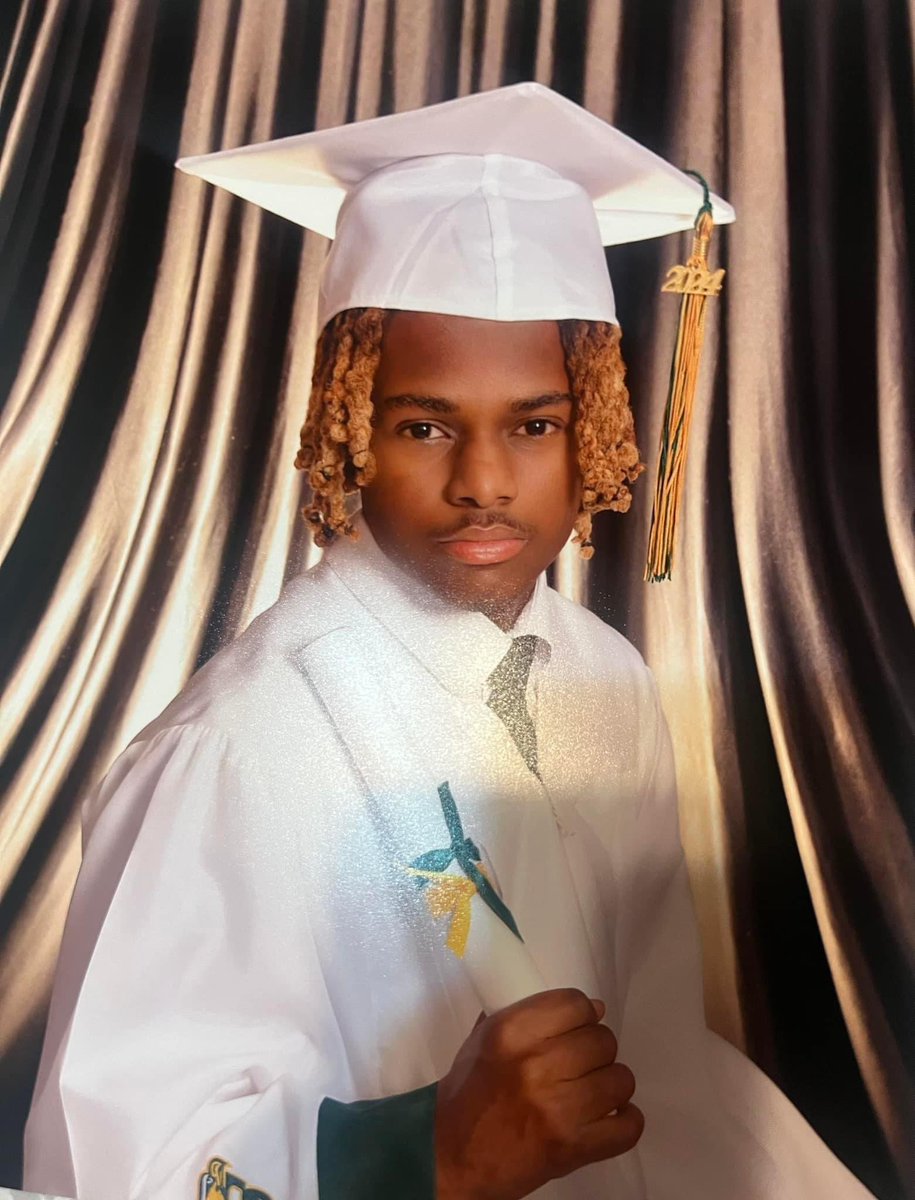 DrewDowns2024's tweet photo. Currently maintaining a 4.0, top 25%, straight A’s, with a job, volunteering at a bank and playing varsity baseball.

#uncommitted2024 #baseball @DeSotoEagleBsbl #justwork #wbubaseball #umbhbaseball #DrewDowns2024 https://t.co/nqByDFsTQu