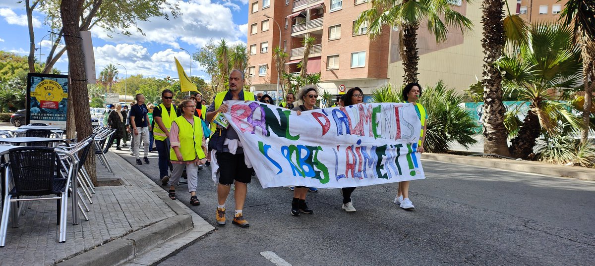 kitmediaoficial's tweet photo. La solidaritat amb les famíles vulnerablsnno té fronteres. Aquest matí ciutadans de #Reus s'han manifestat en contra de la proposta del #BancAliments de deixar més de 400 famílies sense menjar. A la manifestació també hi ha estat present l'activista internacional Jorge Fernández.
#Reus | #JusticiaSocial | #FemXarxa.