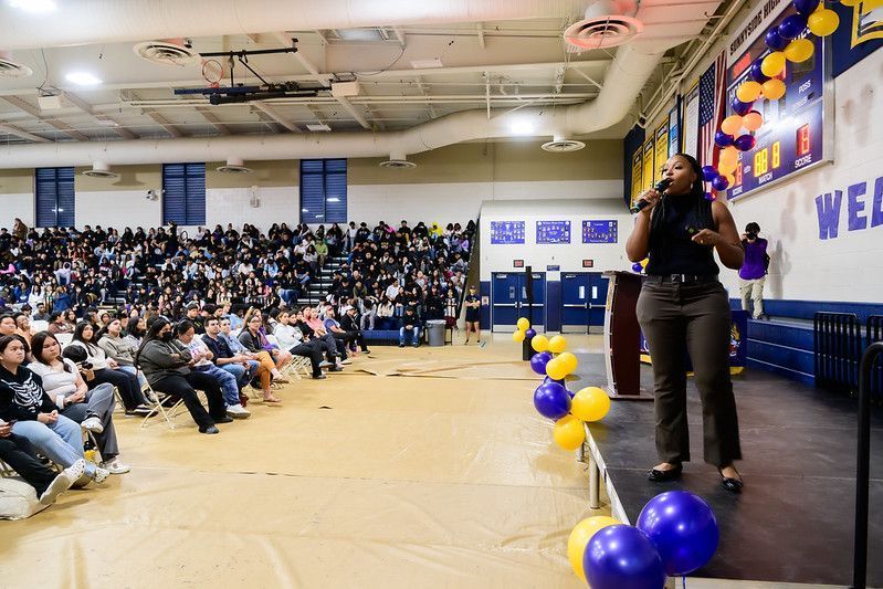 fresnounified's tweet image. 🎓 From Sunnyside High School Graduate to inspiring author &amp;amp; educator 📚🍎
Last week Sunnyside had the privilege of hosting the remarkable JaNay Brown-Wood ! 🙌🏫 For more pictures of this event visit: buff.ly/3rSJ5qj