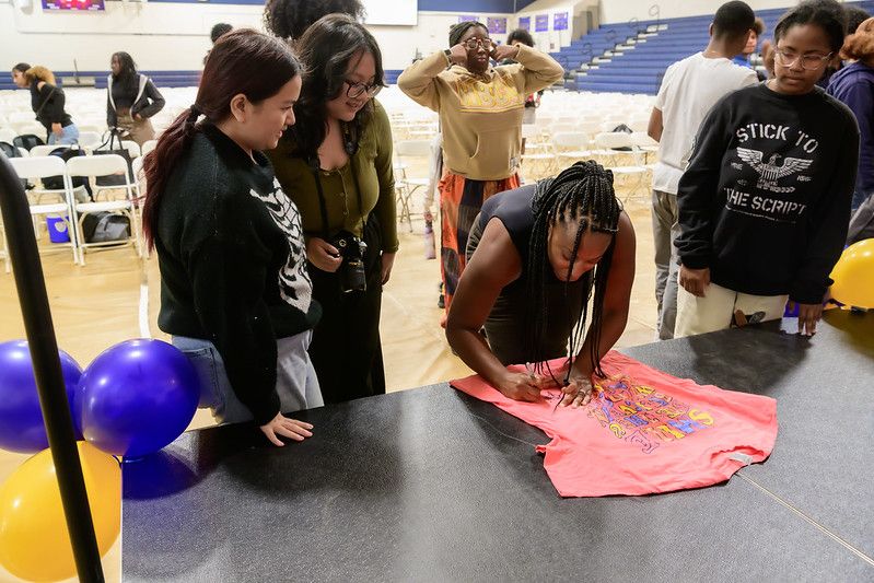 fresnounified's tweet image. 🎓 From Sunnyside High School Graduate to inspiring author &amp;amp; educator 📚🍎
Last week Sunnyside had the privilege of hosting the remarkable JaNay Brown-Wood ! 🙌🏫 For more pictures of this event visit: buff.ly/3rSJ5qj